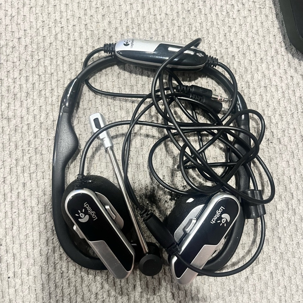 Logitech headset with mic - Picture 3 of 3
